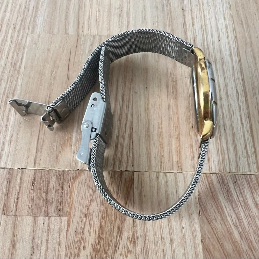 Skagen Denmark ladies round silver tone contemporary dress watch NEW BATTERY
